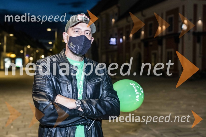  Boštjan Čukur, raper, 6 Pack ČukurZeleno obarvan Mariborski grad in fontana na Glavnem trgu ob svetovnem dnevu cerebralne paralize