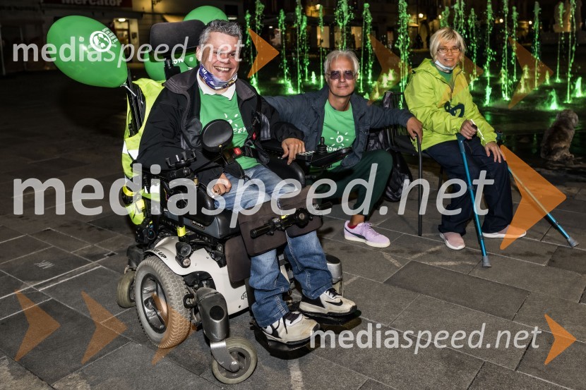  Sebastijan Vončina, uporabnik VDC Sonček;  Rok Vilčnik, pesnik, dramatik, glasbenik;  Nives Brešan, uporabnica VDC SončekZeleno obarvan Mariborski grad in fontana na Glavnem trgu ob svetovnem dnevu cerebralne paralize