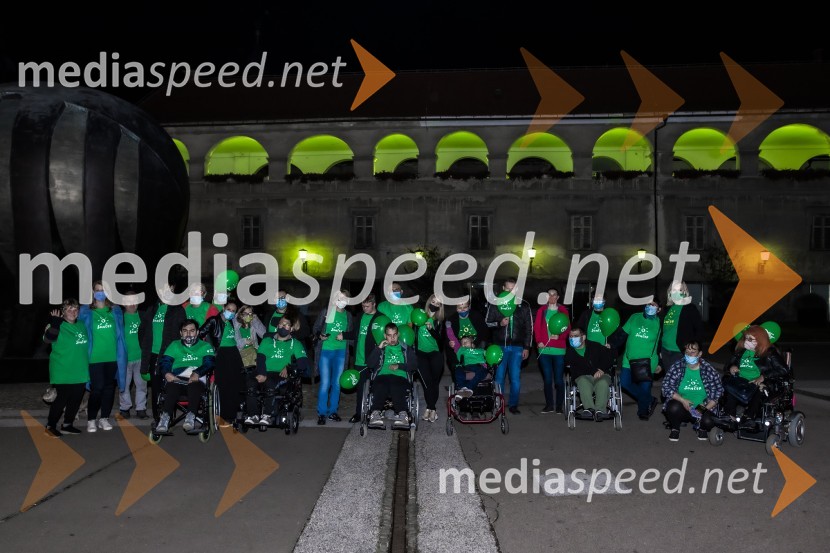 Zeleno obarvan Mariborski grad in fontana na Glavnem trgu ob svetovnem dnevu cerebralne paralize