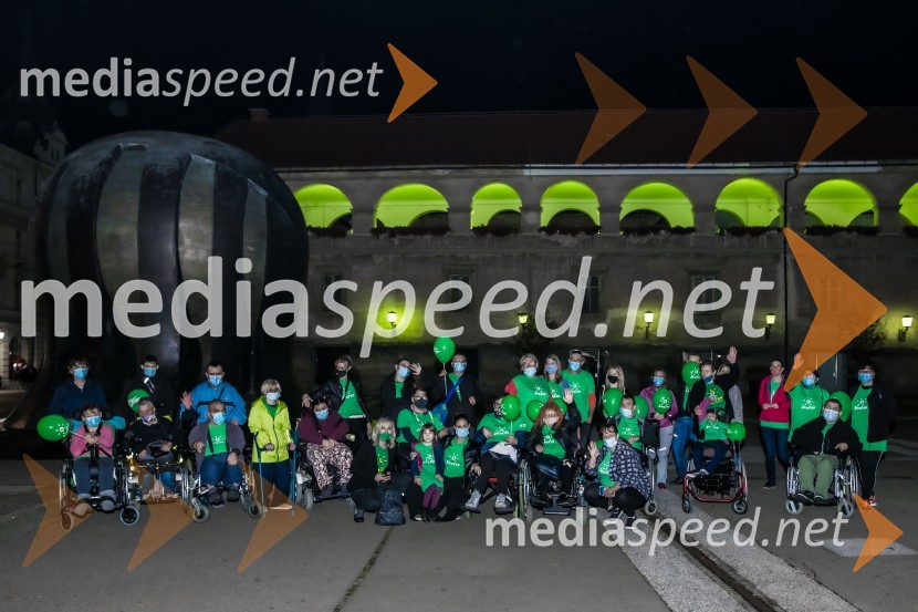 Zeleno obarvan Mariborski grad in fontana na Glavnem trgu ob svetovnem dnevu cerebralne paralize