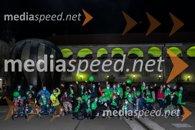 Zeleno obarvan Mariborski grad in fontana na Glavnem trgu ob svetovnem dnevu cerebralne paralize