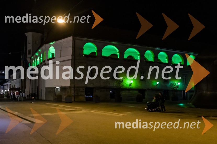 Zeleno obarvan Mariborski grad in fontana na Glavnem trgu ob svetovnem dnevu cerebralne paralize