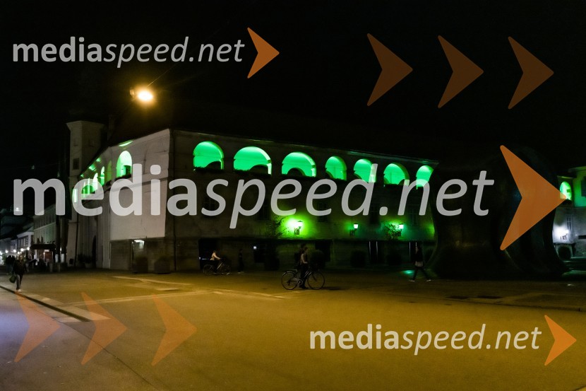 Zeleno obarvan Mariborski grad in fontana na Glavnem trgu ob svetovnem dnevu cerebralne paralize