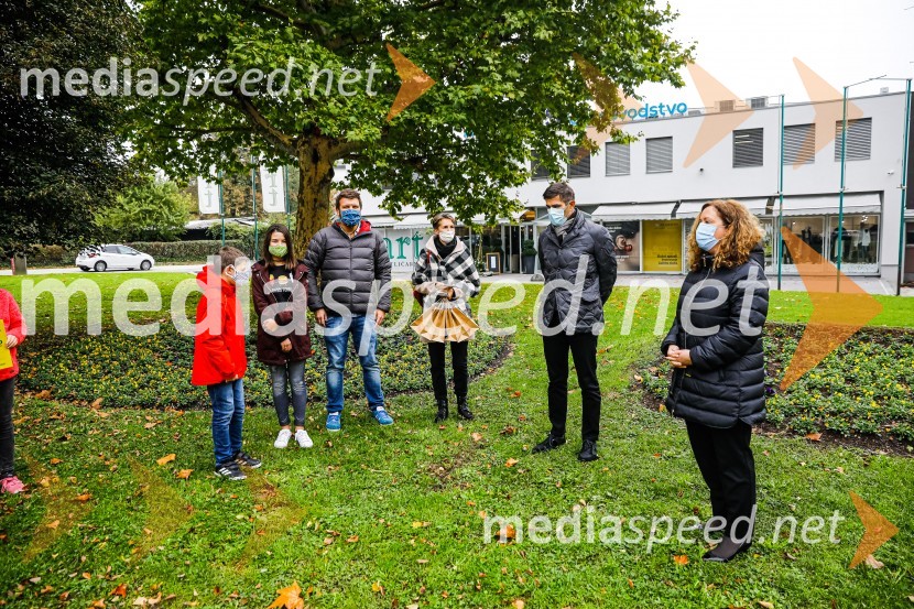  ... ;  ... ;  ... ;  ... ;  Matjaž Rakovec, župan Mestne občine Kranj;  Manuela Piškur, MerkurOtvoritev razstave Ptičje hišice v Kranju