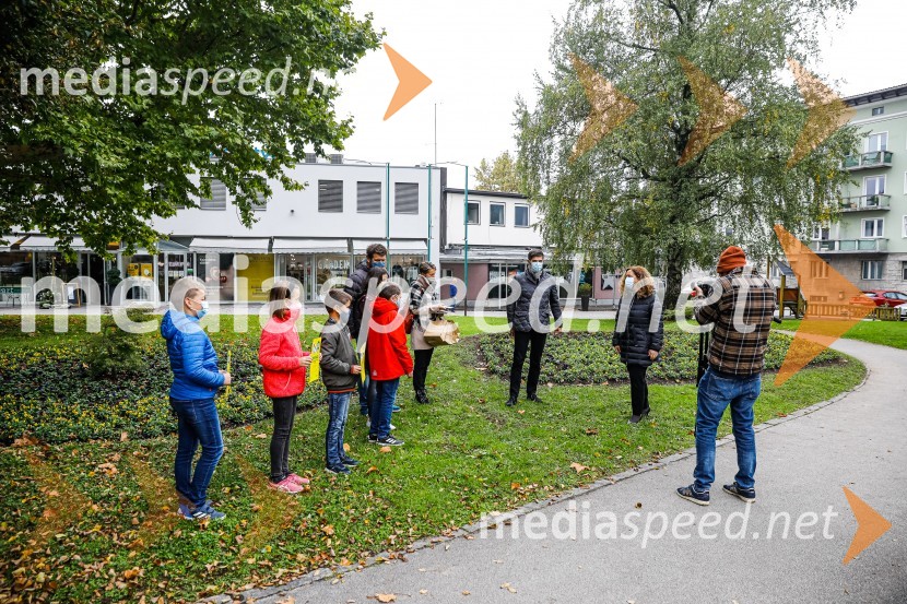  Leon Šturm;  Lili Lovrečić;  Izak Rosulnik;  ... ;  ... ;  Matjaž Rakovec, župan Mestne občine Kranj;  Manuela Piškur, Merkur;  ... Otvoritev razstave Ptičje hišice v Kranju