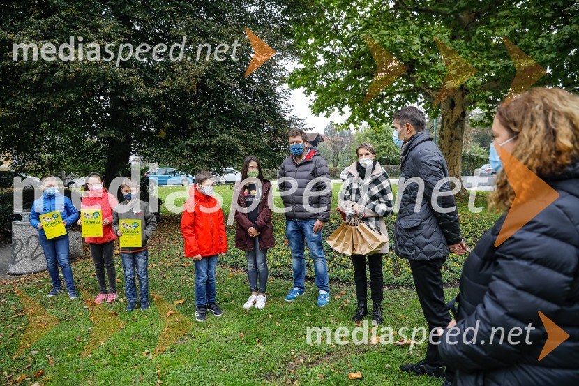  Leon Šturm;  Lili Lovrečić;  Izak Rosulnik;  ... ;  ... ;  ... ;  ... ;  Matjaž Rakovec, župan Mestne občine Kranj;  Manuela Piškur, MerkurOtvoritev razstave Ptičje hišice v Kranju