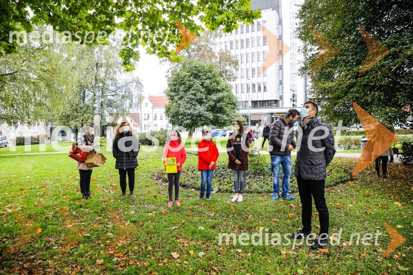  ... ;  Manuela Piškur, Merkur;  Lili Lovrečić;  ... ;  ... ;  ... ;  Matjaž Rakovec, župan Mestne občine KranjOtvoritev razstave Ptičje hišice v Kranju