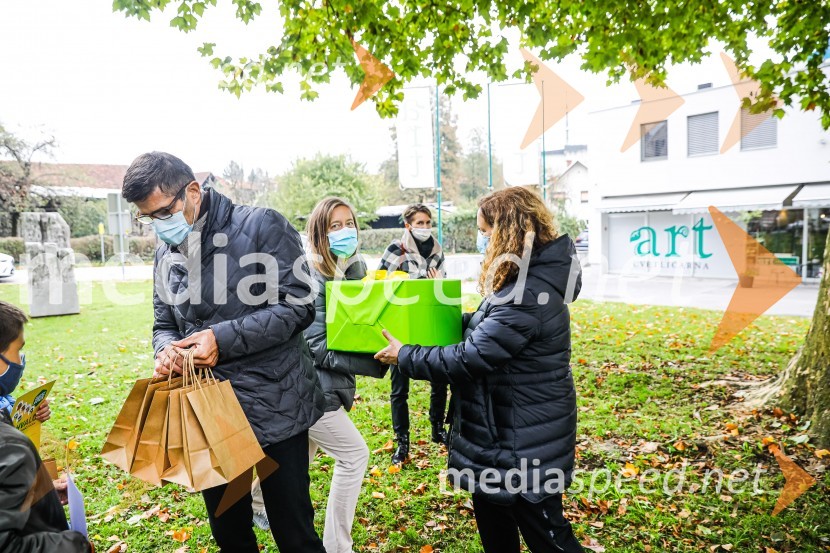  Matjaž Rakovec, župan Mestne občine Kranj;  ... ;  Manuela Piškur, MerkurOtvoritev razstave Ptičje hišice v Kranju