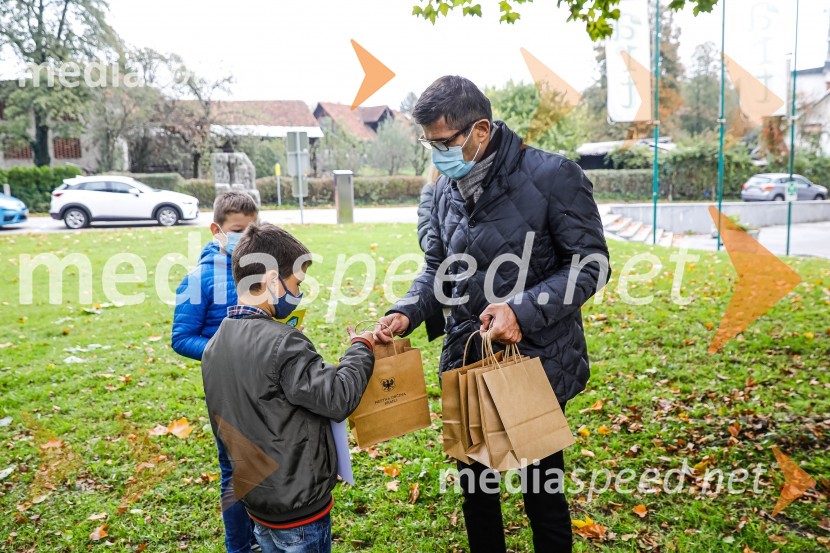  Izak Rosulnik;  Matjaž Rakovec, župan Mestne občine KranjOtvoritev razstave Ptičje hišice v Kranju