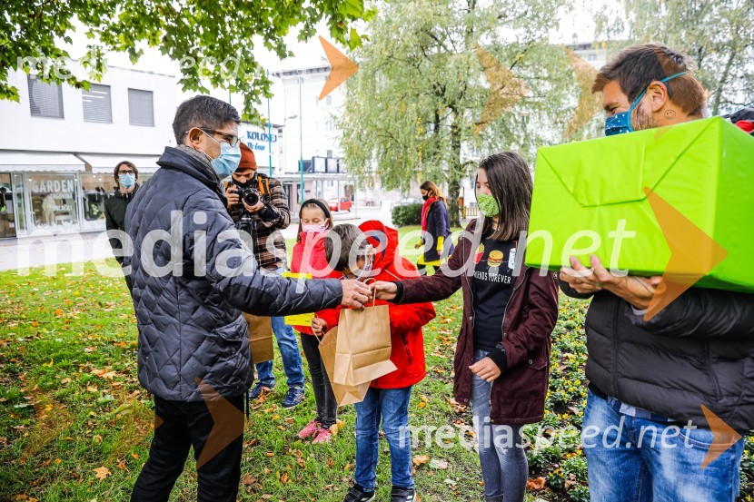  Matjaž Rakovec, župan Mestne občine Kranj;  ... ;  ... ;  ... Otvoritev razstave Ptičje hišice v Kranju