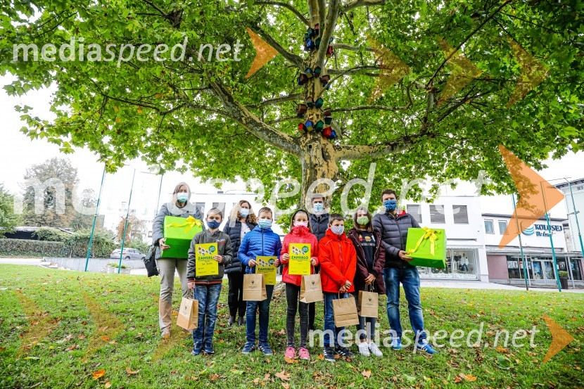  ... ;  Izak Rosulnik;  Manuela Piškur, Merkur;  Leon Šturm;  Lili Lovrečić;  Matjaž Rakovec, župan Mestne občine Kranj;  ... ;  ... ;  ... Otvoritev razstave Ptičje hišice v Kranju