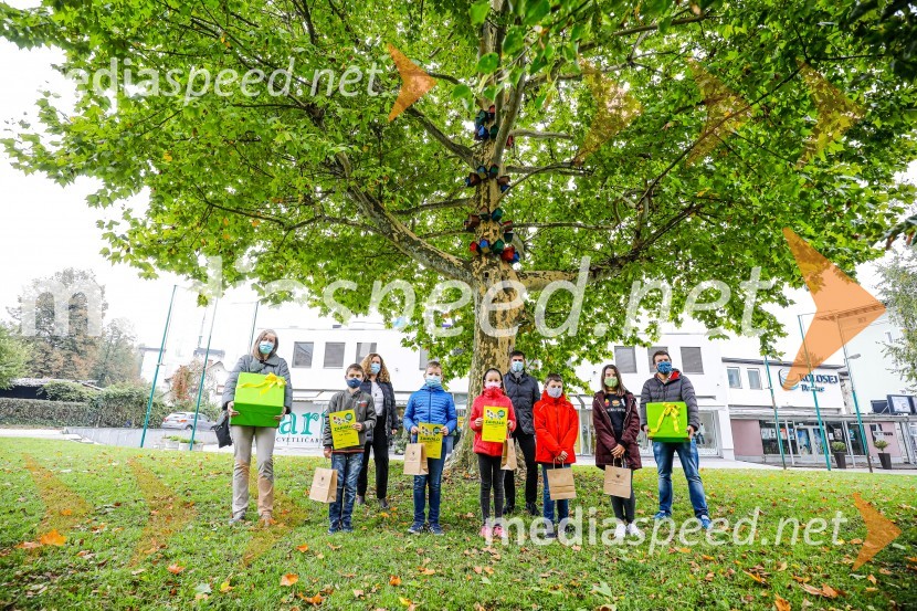  ... ;  Izak Rosulnik;  Manuela Piškur, Merkur;  Leon Šturm;  Lili Lovrečić;  Matjaž Rakovec, župan Mestne občine Kranj;  ... ;  ... ;  ... Otvoritev razstave Ptičje hišice v Kranju
