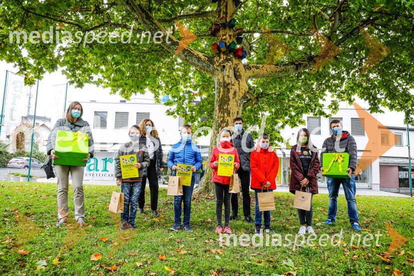  ... ;  Izak Rosulnik;  Manuela Piškur, Merkur;  Leon Šturm;  Lili Lovrečić;  Matjaž Rakovec, župan Mestne občine Kranj;  ... ;  ... ;  ... Otvoritev razstave Ptičje hišice v Kranju