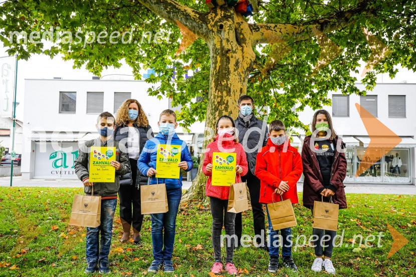  Izak Rosulnik;  Manuela Piškur, Merkur;  Leon Šturm;  Lili Lovrečić;  Matjaž Rakovec, župan Mestne občine Kranj;  ... ;  ... Otvoritev razstave Ptičje hišice v Kranju