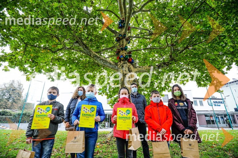  Izak Rosulnik;  Manuela Piškur, Merkur;  ... ;  ... ;  Matjaž Rakovec, župan Mestne občine Kranj;  ... ;  ... Otvoritev razstave Ptičje hišice v Kranju