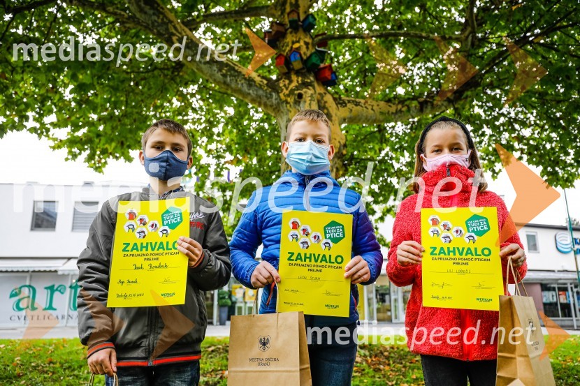  Izak Rosulnik;  Leon Šturm;  Lili LovrečićOtvoritev razstave Ptičje hišice v Kranju