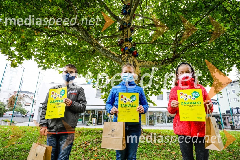  Izak Rosulnik;  Leon Šturm;  Lili LovrečićOtvoritev razstave Ptičje hišice v Kranju