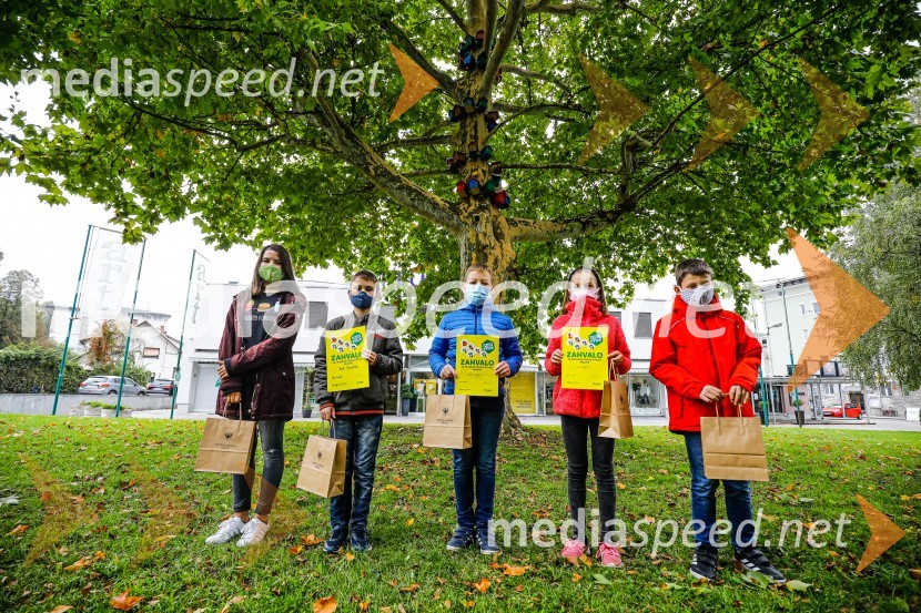  ... ;  Izak Rosulnik;  Leon Šturm;  Lili Lovrečić;  ... Otvoritev razstave Ptičje hišice v Kranju