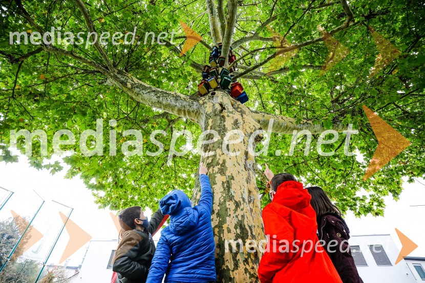  Izak Rosulnik;  Leon Šturm;  ... ;  ... Otvoritev razstave Ptičje hišice v Kranju