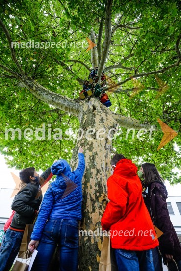  Izak Rosulnik;  Leon Šturm;  ... ;  ... Otvoritev razstave Ptičje hišice v Kranju