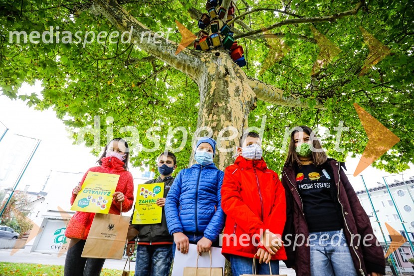  Lili Lovrečić;  Izak Rosulnik;  Leon Šturm;  ... ;  ... Otvoritev razstave Ptičje hišice v Kranju