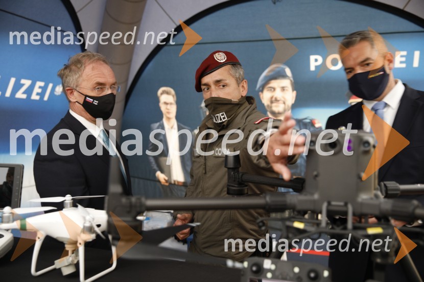  Aleš Hojs, Minister za notranje zadeve;  ... ;  Karl Nehammer, minister za notranje zadeve AvstrijePolicijski droni - skupna vaja slovenske in avstrijske policije