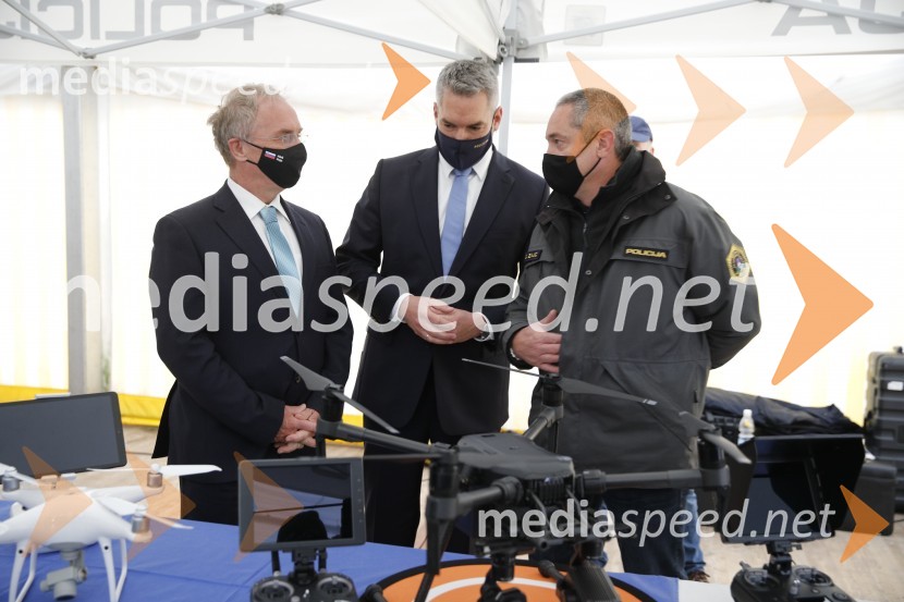  Aleš Hojs, Minister za notranje zadeve;  Karl Nehammer, minister za notranje zadeve Avstrije;  ... Policijski droni - skupna vaja slovenske in avstrijske policije