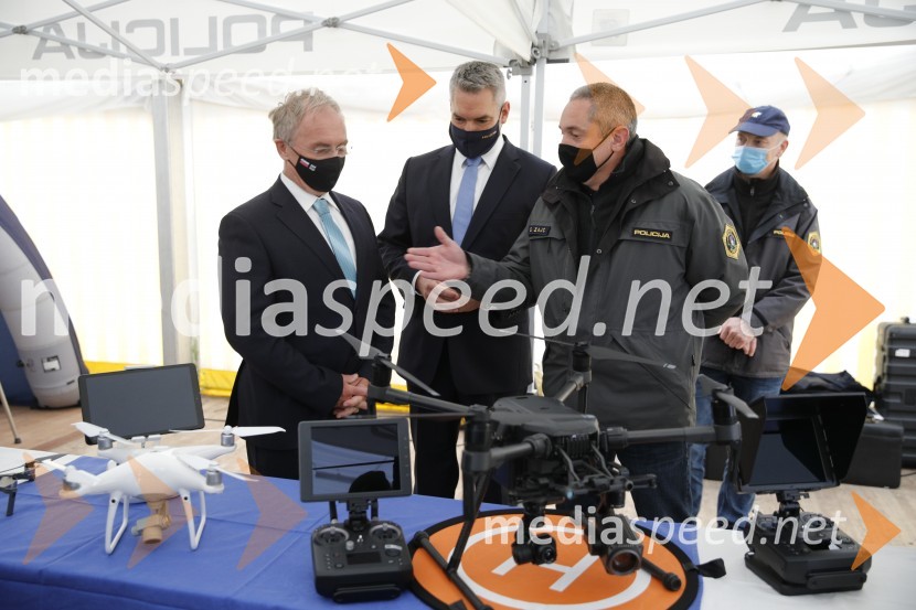  Aleš Hojs, Minister za notranje zadeve;  Karl Nehammer, minister za notranje zadeve Avstrije;  ... Policijski droni - skupna vaja slovenske in avstrijske policije