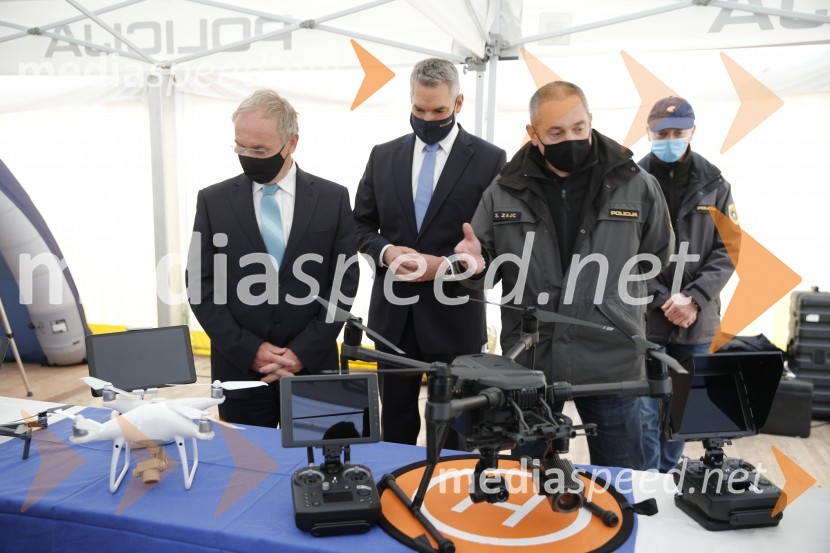  Aleš Hojs, Minister za notranje zadeve;  Karl Nehammer, minister za notranje zadeve Avstrije;  ... Policijski droni - skupna vaja slovenske in avstrijske policije