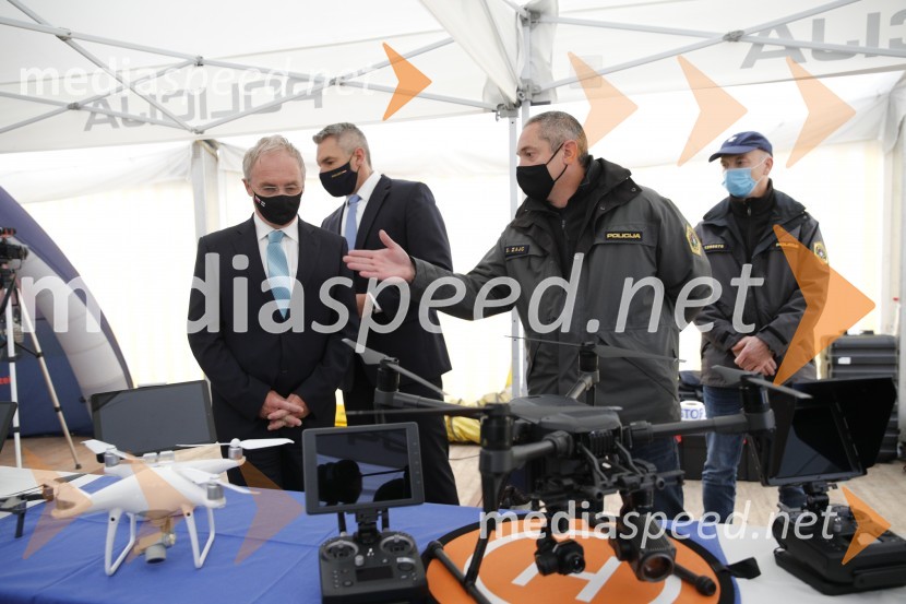  Aleš Hojs, Minister za notranje zadeve;  Karl Nehammer, minister za notranje zadeve Avstrije;  ... ;  ... Policijski droni - skupna vaja slovenske in avstrijske policije