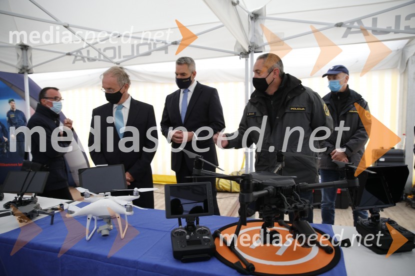  Aleš Hojs, Minister za notranje zadeve;  Karl Nehammer, minister za notranje zadeve Avstrije;  ... Policijski droni - skupna vaja slovenske in avstrijske policije