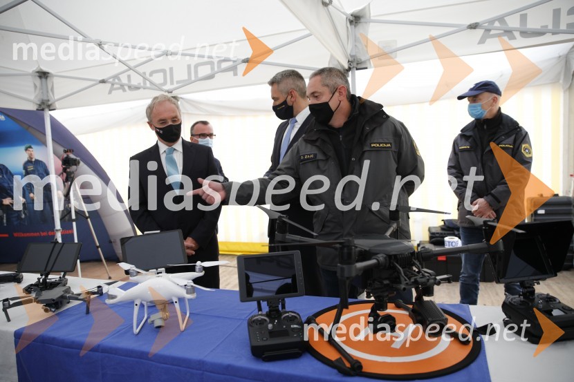  Aleš Hojs, Minister za notranje zadeve;  Karl Nehammer, minister za notranje zadeve Avstrije;  ... ;  ... Policijski droni - skupna vaja slovenske in avstrijske policije