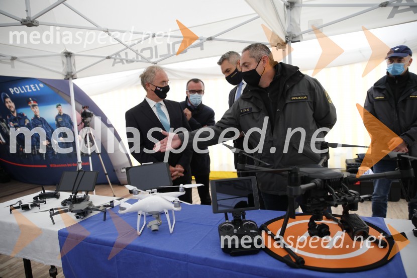  Aleš Hojs, Minister za notranje zadeve;  ... ;  Karl Nehammer, minister za notranje zadeve Avstrije;  ... ;  ... Policijski droni - skupna vaja slovenske in avstrijske policije
