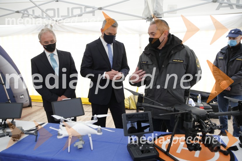  Aleš Hojs, Minister za notranje zadeve;  Karl Nehammer, minister za notranje zadeve Avstrije;  ... Policijski droni - skupna vaja slovenske in avstrijske policije