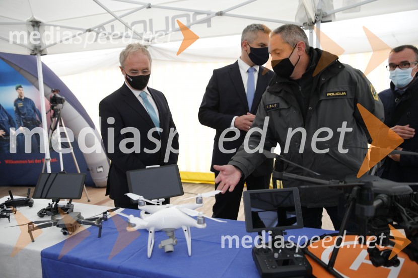  Aleš Hojs, Minister za notranje zadeve;  Karl Nehammer, minister za notranje zadeve Avstrije;  ... Policijski droni - skupna vaja slovenske in avstrijske policije