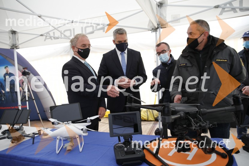  Aleš Hojs, Minister za notranje zadeve;  Karl Nehammer, minister za notranje zadeve Avstrije;  ... ;  ... Policijski droni - skupna vaja slovenske in avstrijske policije