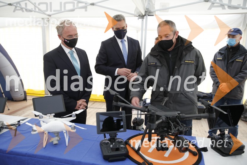  Aleš Hojs, Minister za notranje zadeve;  Karl Nehammer, minister za notranje zadeve Avstrije;  ... Policijski droni - skupna vaja slovenske in avstrijske policije