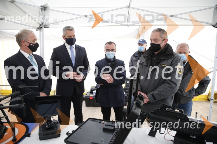  Aleš Hojs, Minister za notranje zadeve;  Karl Nehammer, minister za notranje zadeve Avstrije;  ... ;  ... Policijski droni - skupna vaja slovenske in avstrijske policije