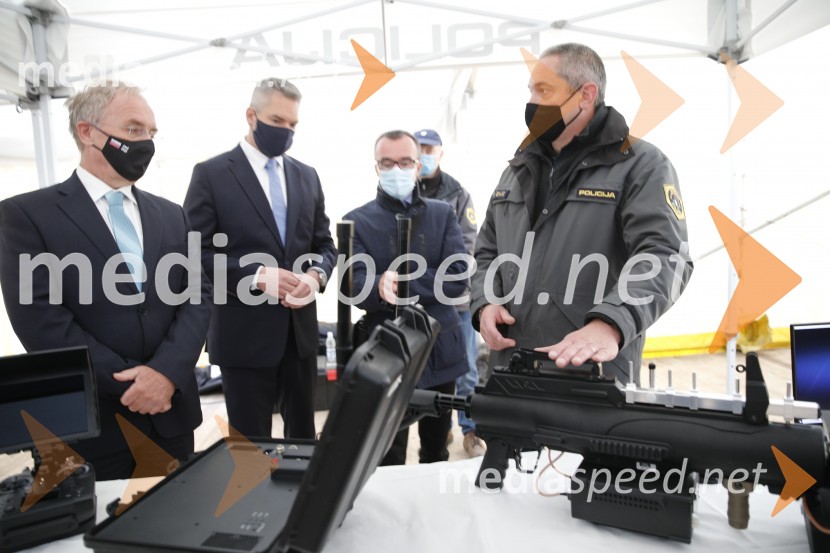  Aleš Hojs, Minister za notranje zadeve;  Karl Nehammer, minister za notranje zadeve Avstrije;  ... ;  ... Policijski droni - skupna vaja slovenske in avstrijske policije