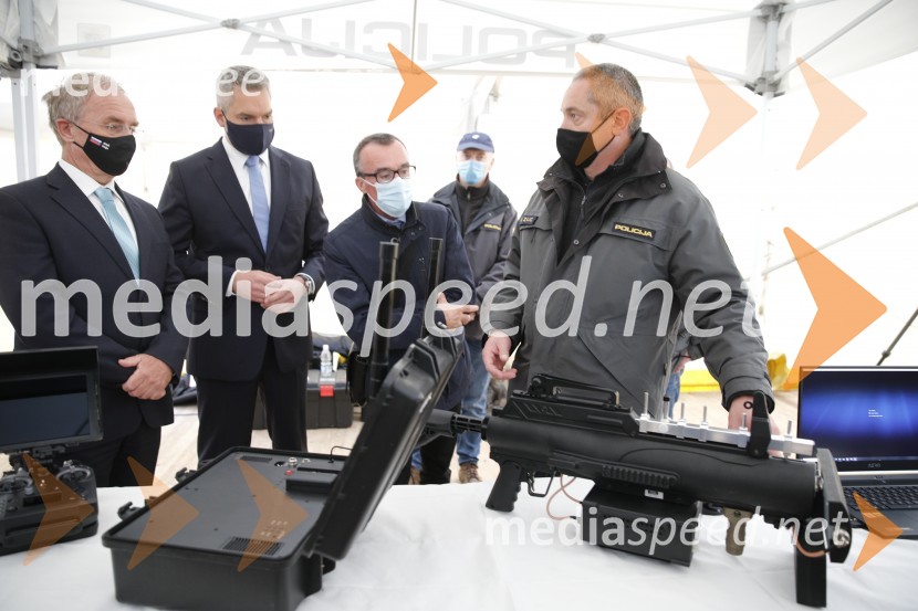 Aleš Hojs, Minister za notranje zadeve;  Karl Nehammer, minister za notranje zadeve Avstrije;  ... ;  ... Policijski droni - skupna vaja slovenske in avstrijske policije