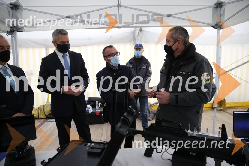  Karl Nehammer, minister za notranje zadeve Avstrije;  ... ;  ... Policijski droni - skupna vaja slovenske in avstrijske policije