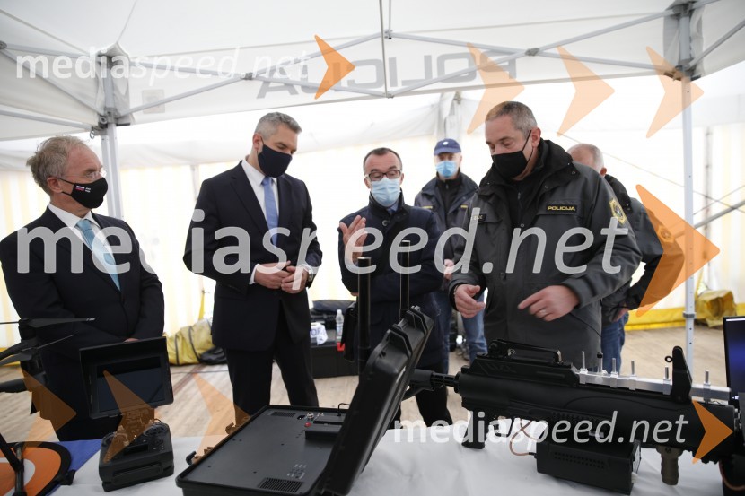  Aleš Hojs, Minister za notranje zadeve;  Karl Nehammer, minister za notranje zadeve Avstrije;  ... ;  ... Policijski droni - skupna vaja slovenske in avstrijske policije
