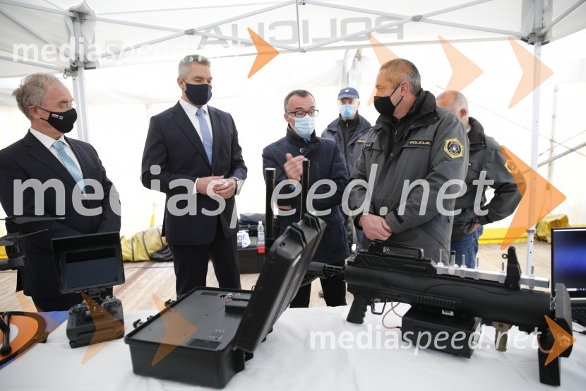  Aleš Hojs, Minister za notranje zadeve;  Karl Nehammer, minister za notranje zadeve Avstrije;  ... ;  ... Policijski droni - skupna vaja slovenske in avstrijske policije