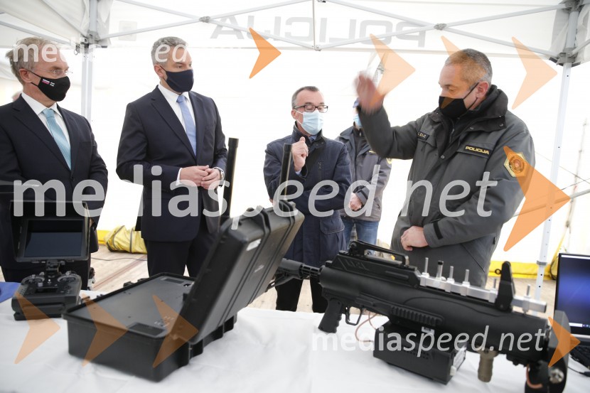  Aleš Hojs, Minister za notranje zadeve;  Karl Nehammer, minister za notranje zadeve Avstrije;  ... ;  ... Policijski droni - skupna vaja slovenske in avstrijske policije