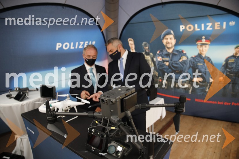  Aleš Hojs, Minister za notranje zadeve;  Karl Nehammer, minister za notranje zadeve AvstrijePolicijski droni - skupna vaja slovenske in avstrijske policije