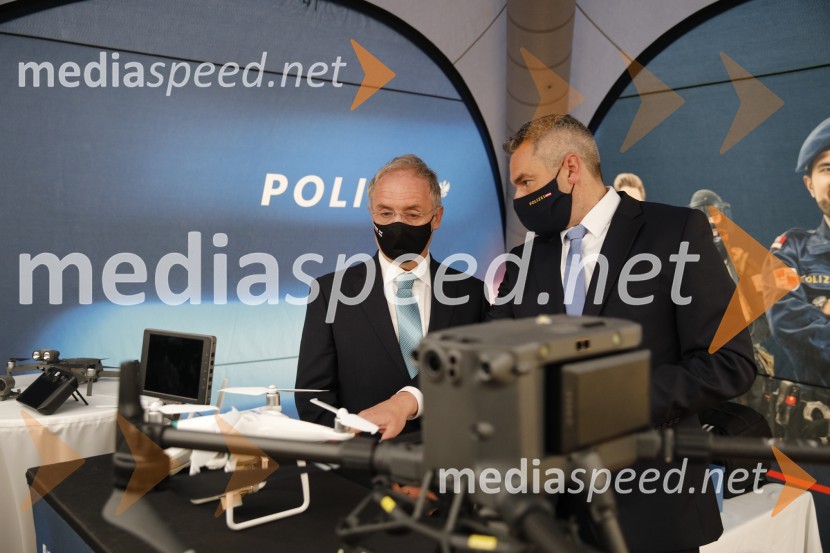  Aleš Hojs, Minister za notranje zadeve;  Karl Nehammer, minister za notranje zadeve AvstrijePolicijski droni - skupna vaja slovenske in avstrijske policije