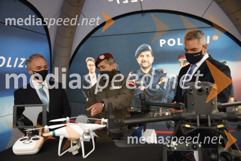  Aleš Hojs, Minister za notranje zadeve;  ... ;  Karl Nehammer, minister za notranje zadeve AvstrijePolicijski droni - skupna vaja slovenske in avstrijske policije
