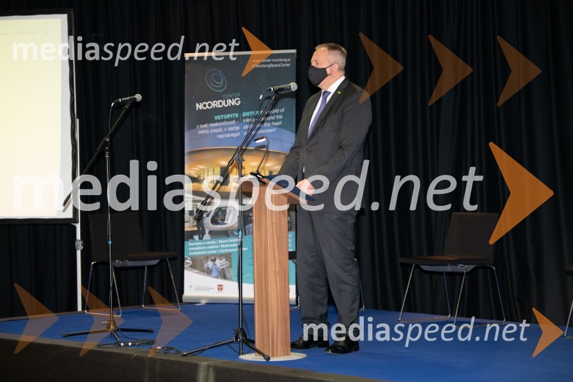  Zdravko Počivalšek, minister za gospodarski razvoj in tehnologijoIzstrelitev prvih slovenskih satelitov, obeležitev v Noordung centru