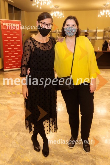  Simona  Belle, služba za stike z javnostmi MGL;  Teja Pelko, novinarka, Svet24Ta obraz, premiera drame