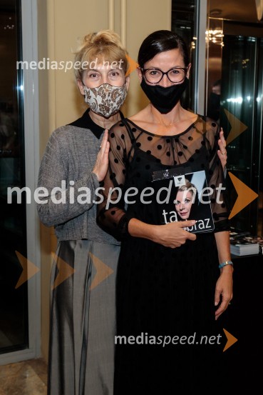  Barbara Hieng Samobor, direktorica in umetniška vodja MGL;  Simona  Belle, služba za stike z javnostmi MGLTa obraz, premiera drame